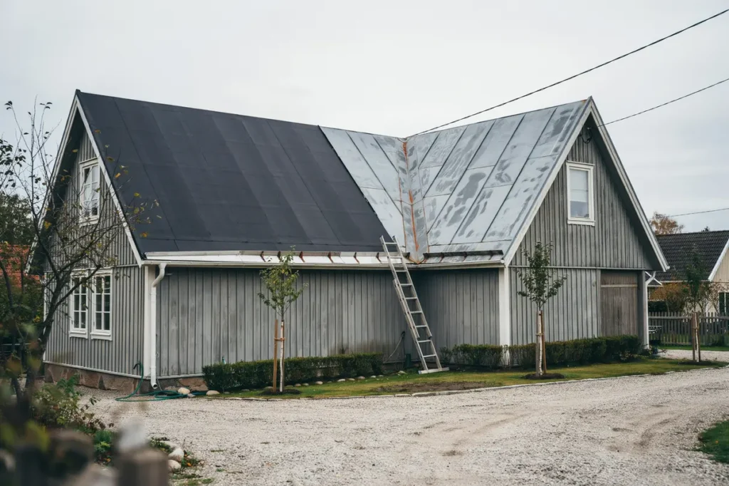 ge pl ttaket nytt liv s lyfter takm lning b de skyddet och husets utseende